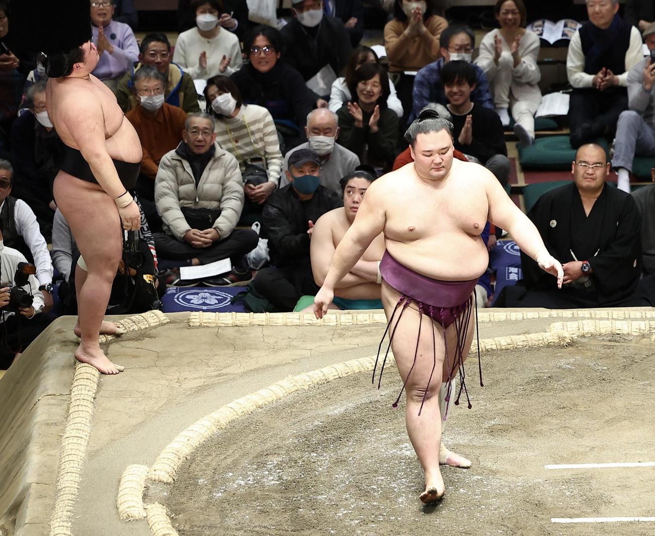 明生（左）を寄り切りで破る朝乃山（撮影・河田真司）