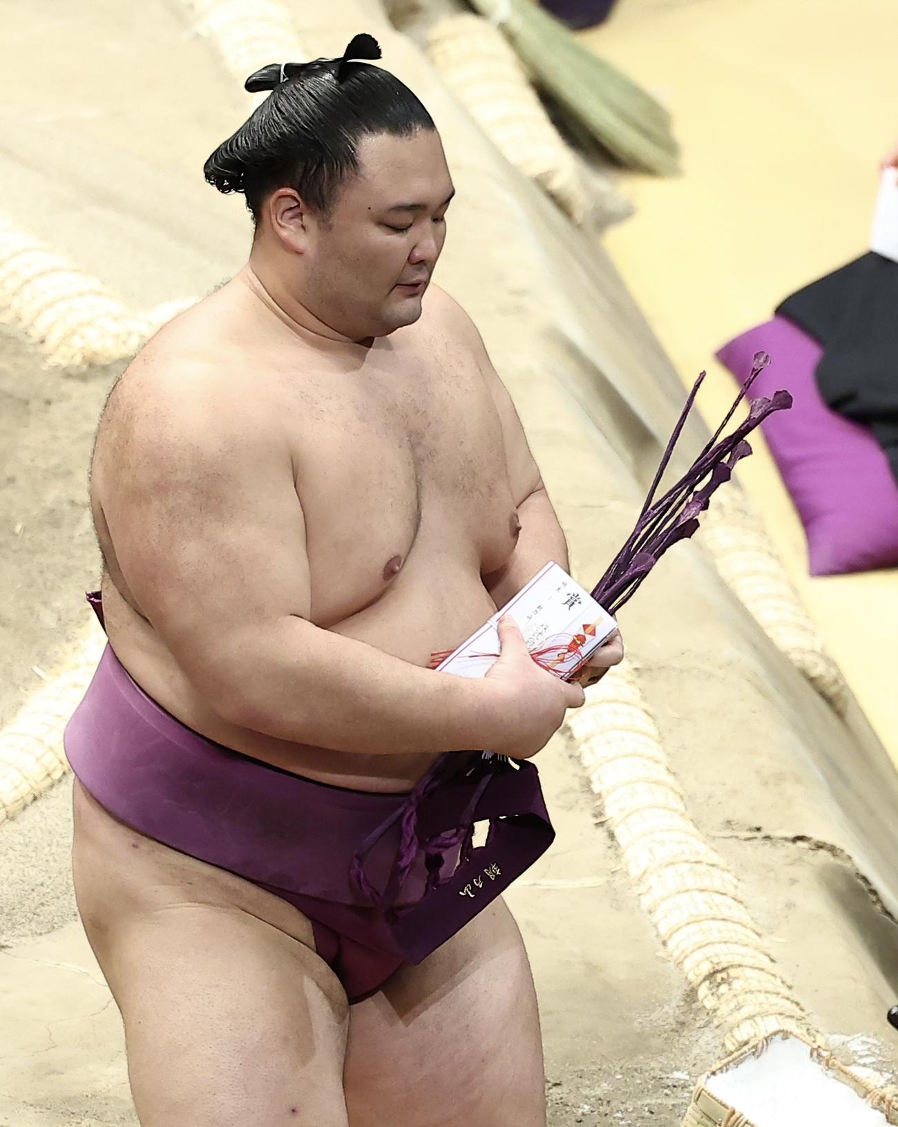 明生を寄り切りで破り、土俵から引き揚げる朝乃山（撮影・河田真司）