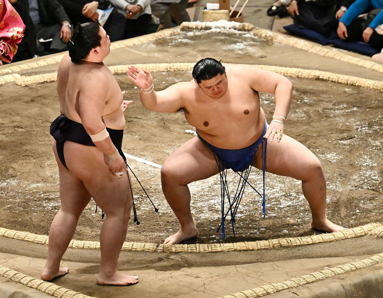 大の里（右）は王鵬を寄り切りで破る（撮影・滝沢徹郎）