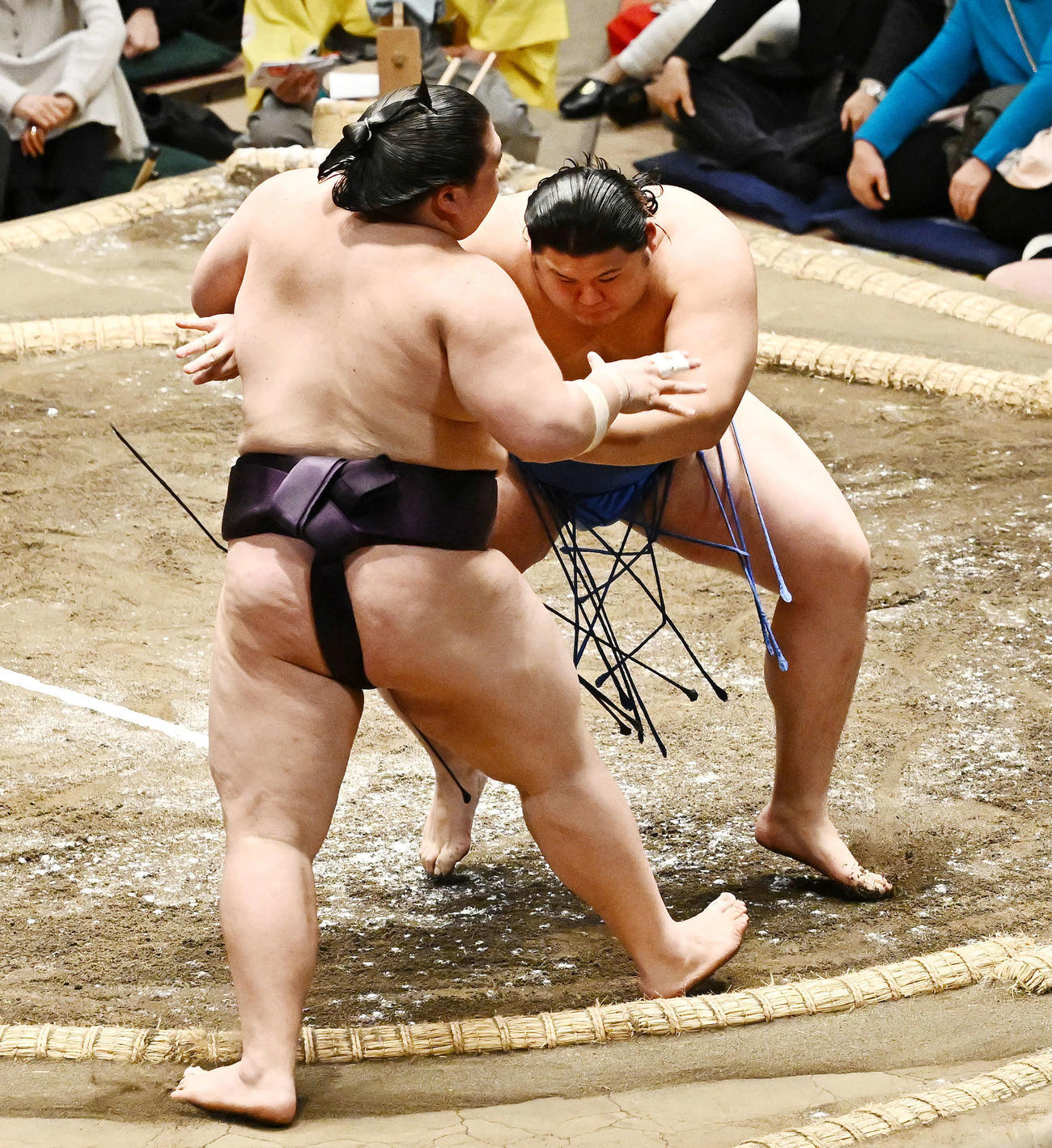 大の里（右）は王鵬を寄り切りで破る（撮影・滝沢徹郎）