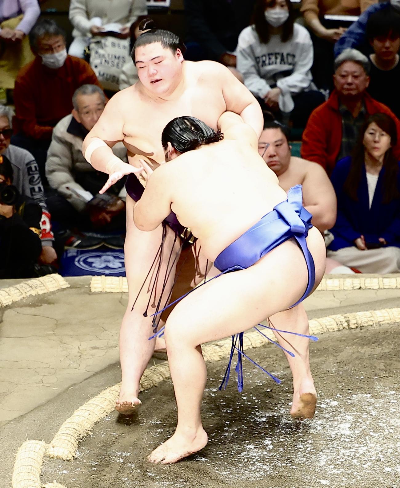 大の里（左）に寄り切りで敗れる王鵬（撮影・河田真司）