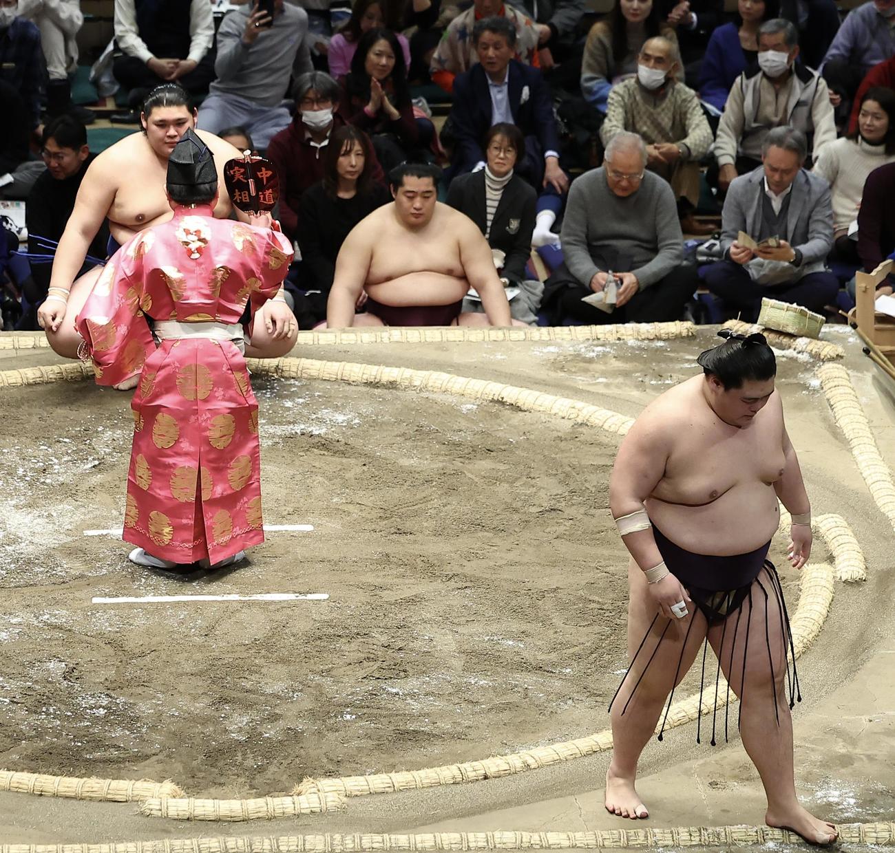 王鵬（右）を寄り切りで破り、勝ち名乗りを受ける大の里（撮影・河田真司）