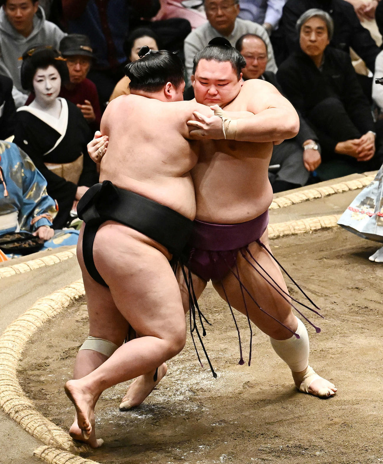朝乃山（右）は明生を寄り切りで破る（撮影・滝沢徹郎）
