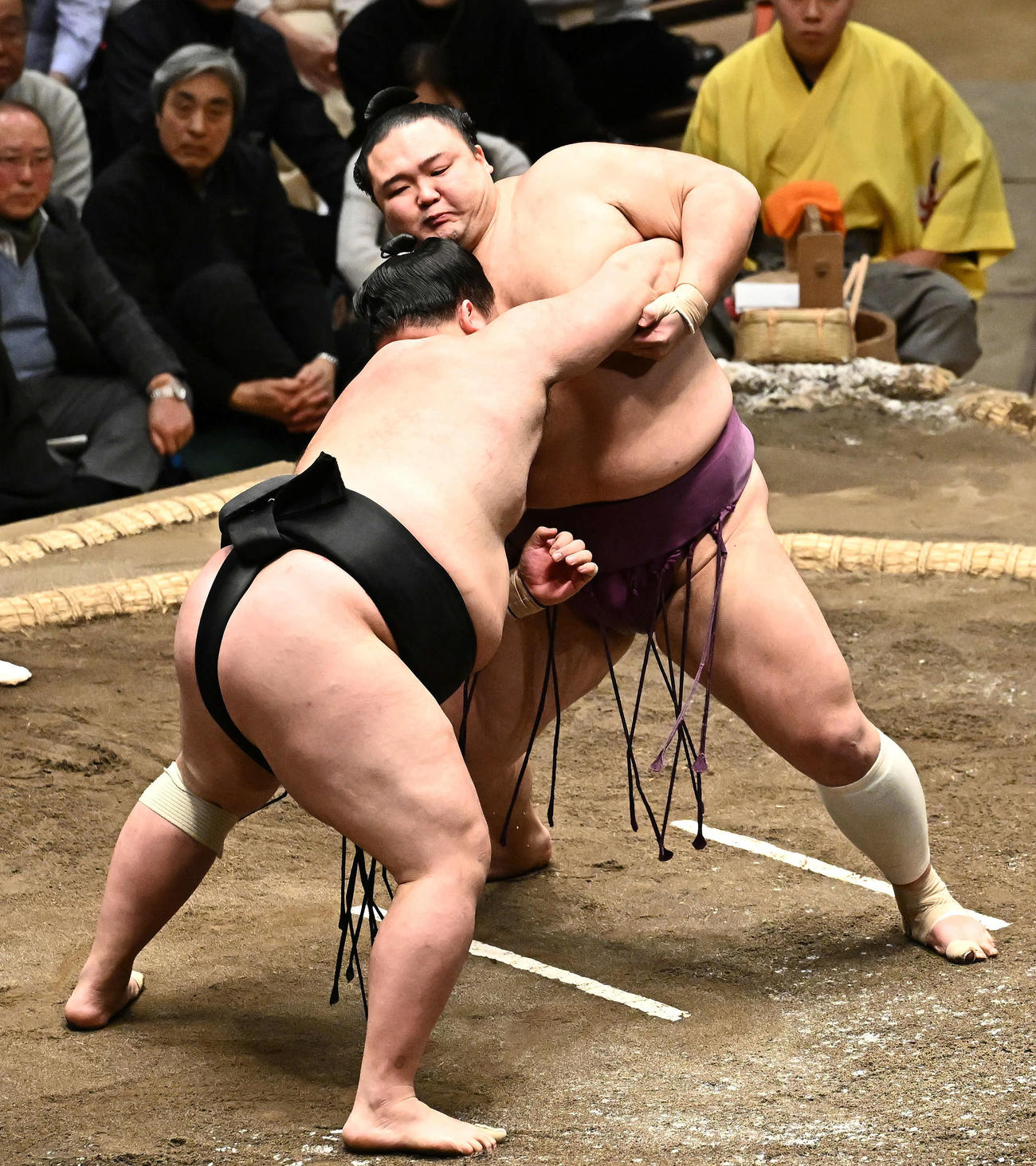 朝乃山（右）は明生を攻める（撮影・滝沢徹郎）