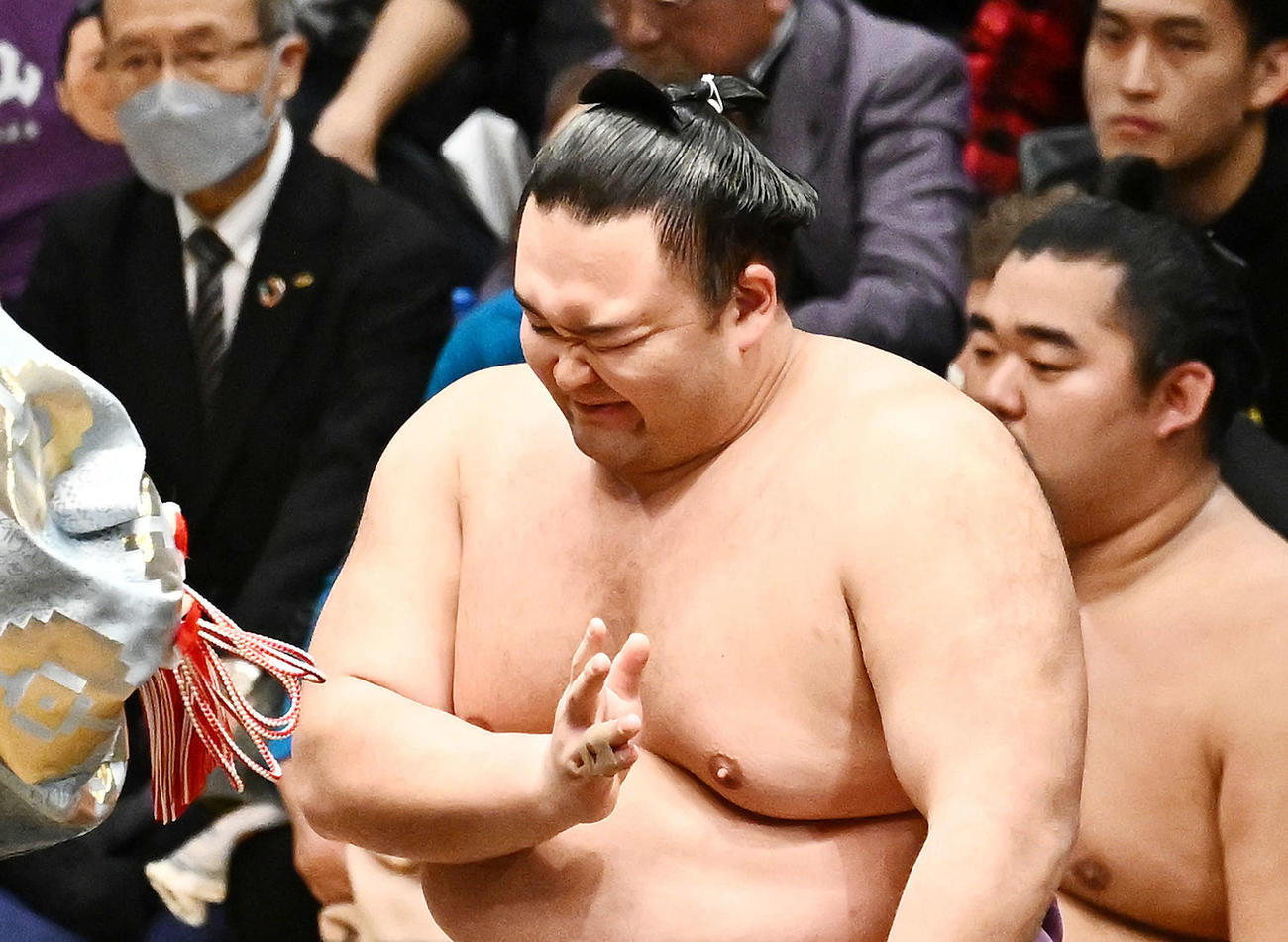 朝乃山は明生を破り懸賞を受け取る（撮影・滝沢徹郎）