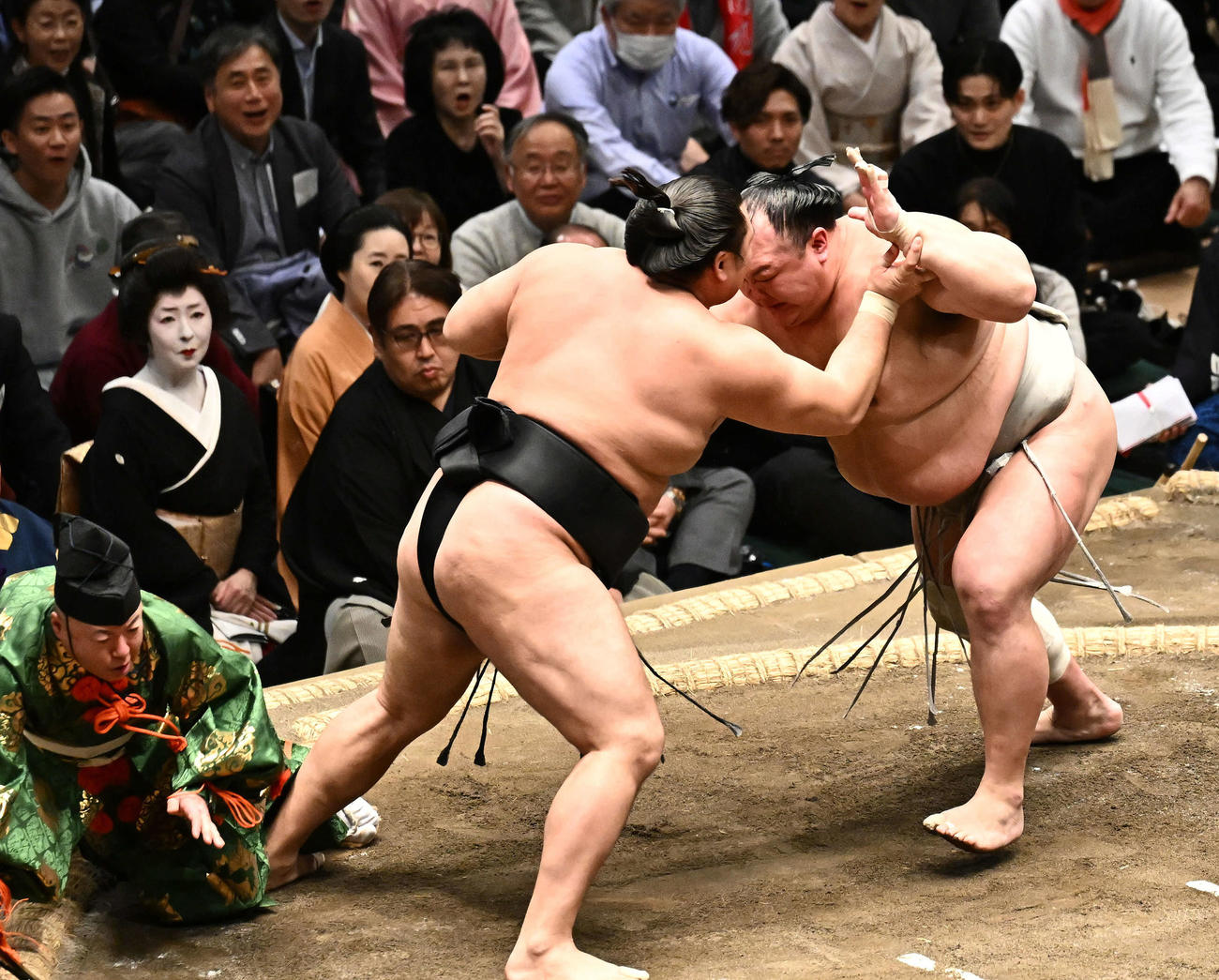 霧島（中央）と北勝富士（右）の取り組みで転倒する行司木村容堂（撮影・滝沢徹郎）