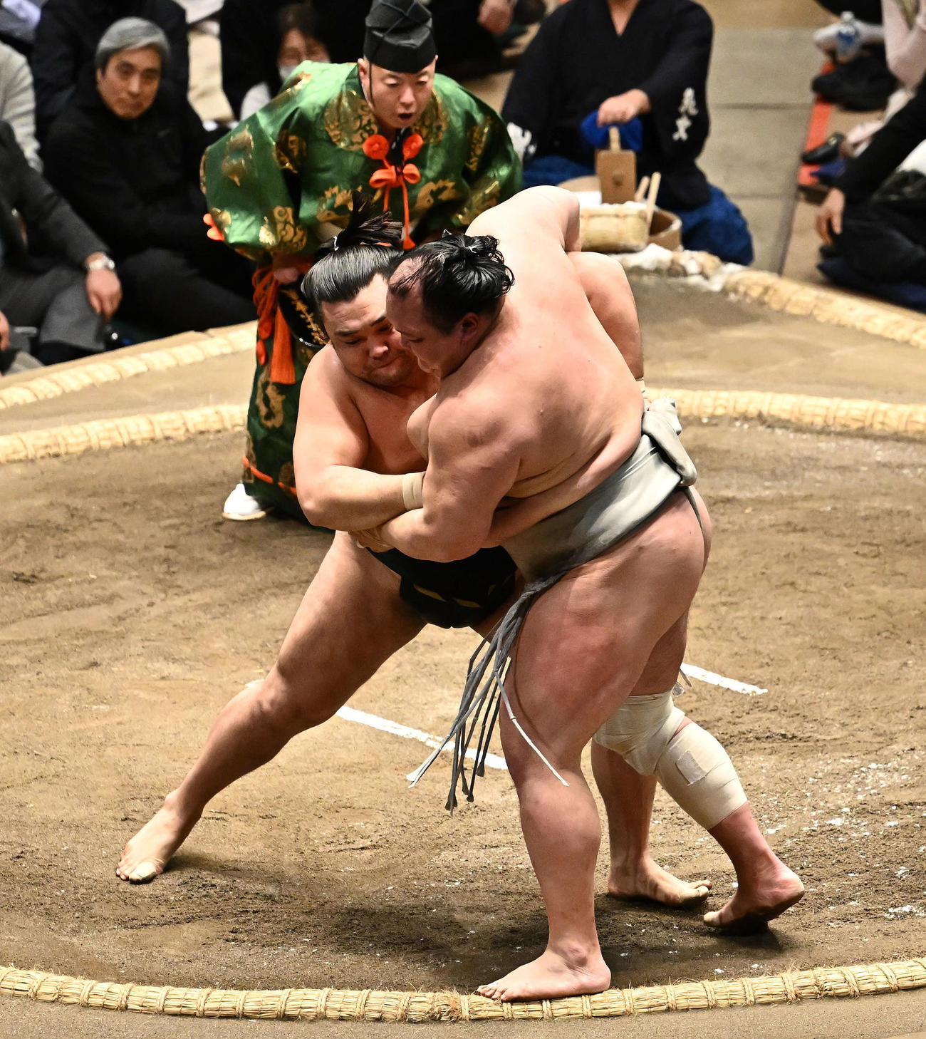 霧島（左）は北勝富士を寄り切りで破る（撮影・滝沢徹郎）