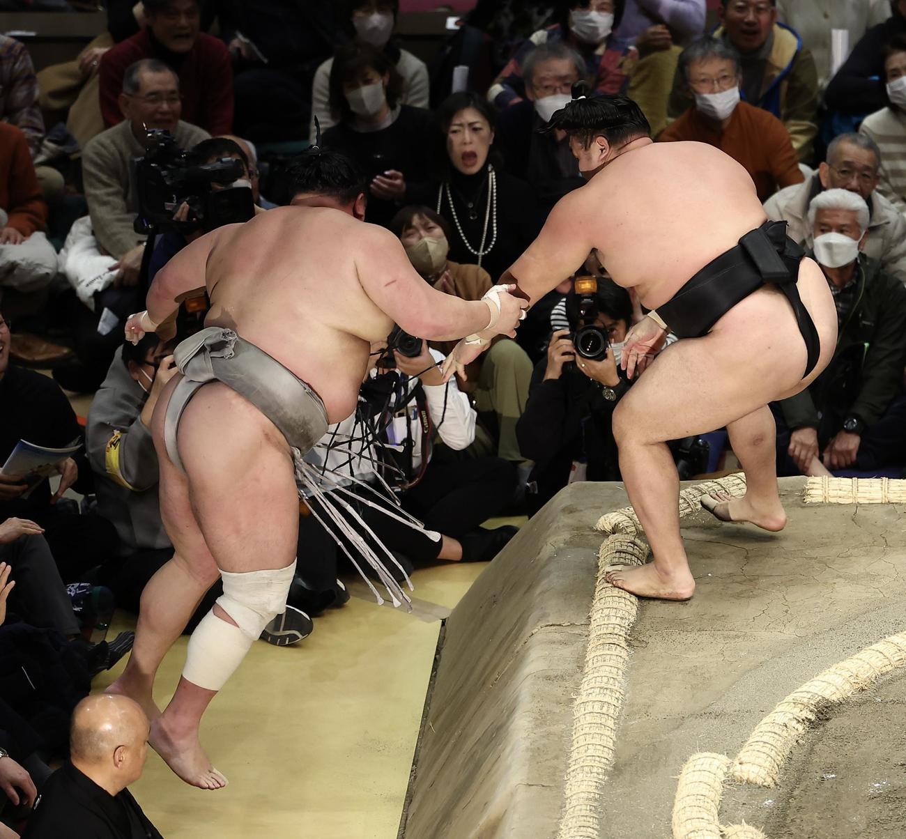 北勝富士（左）を寄り切りで破る霧島（撮影・河田真司）