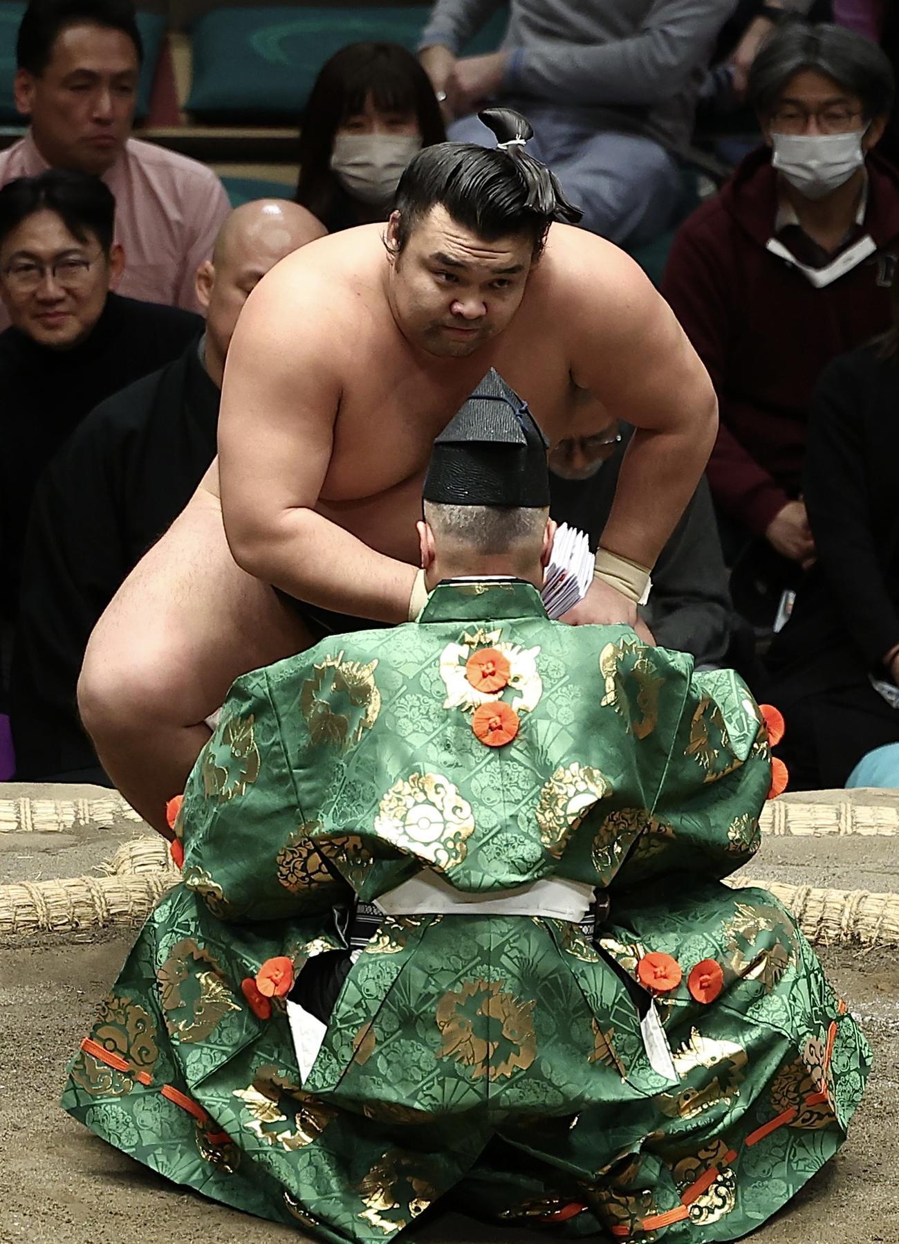 北勝富士を寄り切りで破り、懸賞金の束を手にする霧島（撮影・河田真司）