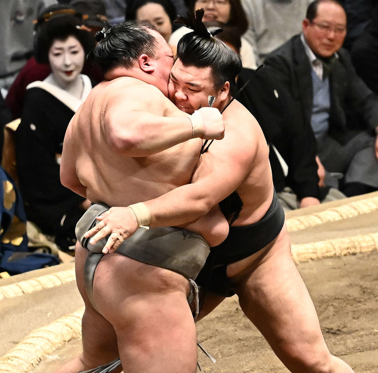 霧島（右）は北勝富士を攻める（撮影・滝沢徹郎）