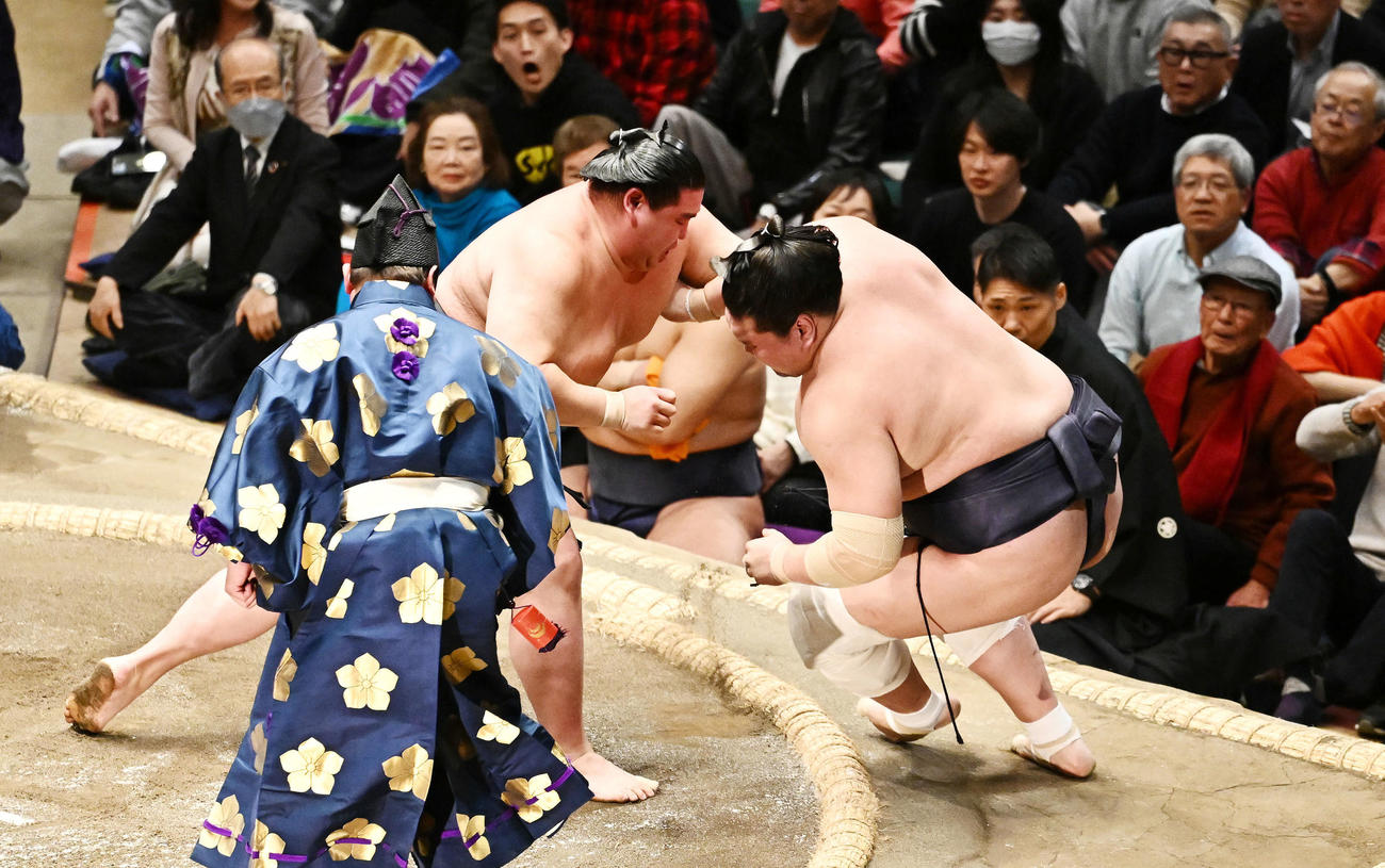 正代（左）は寄り倒しで照ノ富士を破る（撮影・滝沢徹郎）
