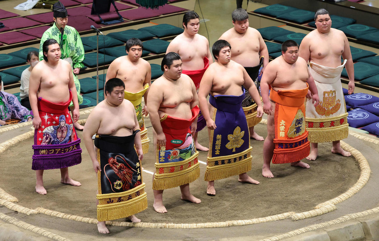 新序出世披露を行う新弟子たち（撮影・野上伸悟）