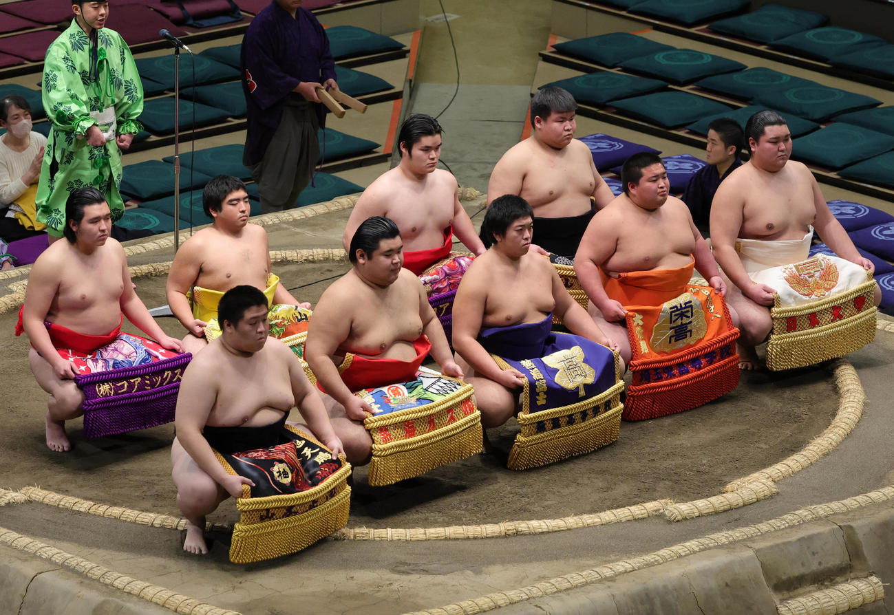新序出世披露を行う新弟子たち（撮影・野上伸悟）