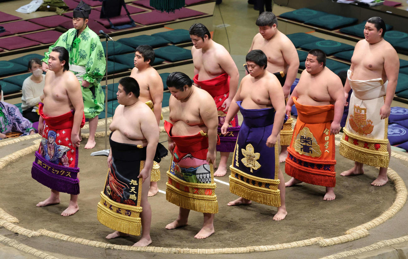 新序出世披露を行う新弟子たち（撮影・野上伸悟）