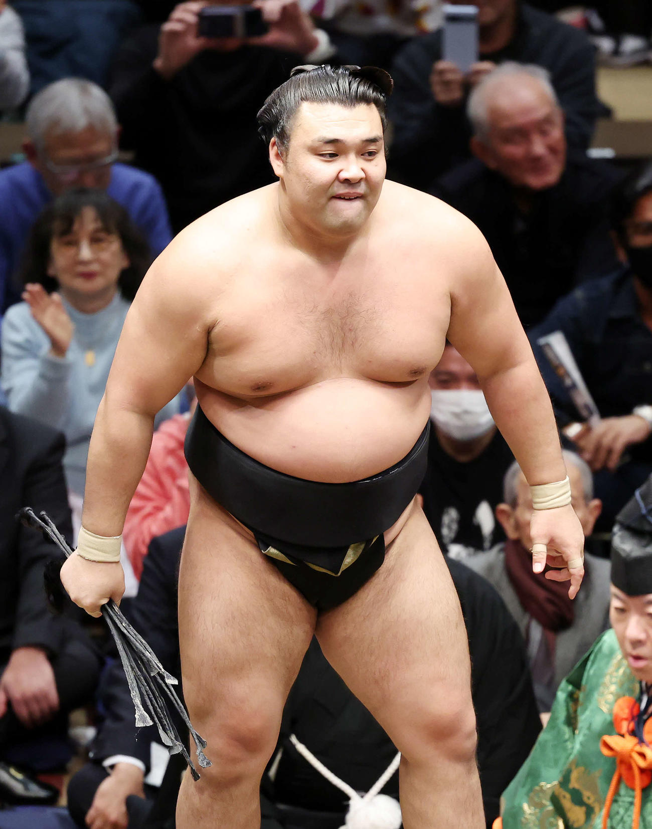 翔猿に押し出しで敗れ土俵を引き揚げる霧島（撮影・鈴木正人）