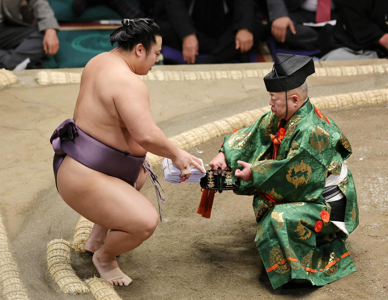 霧島を寄り切りで破り懸賞金を手にする翔猿（撮影・野上伸悟）