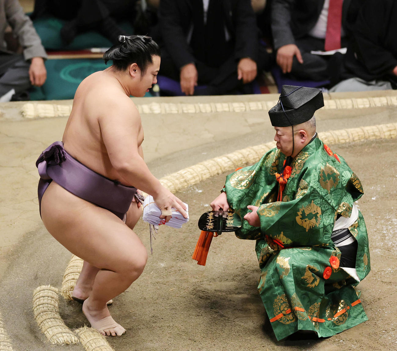 霧島を寄り切りで破り懸賞金を手にする翔猿（撮影・野上伸悟）