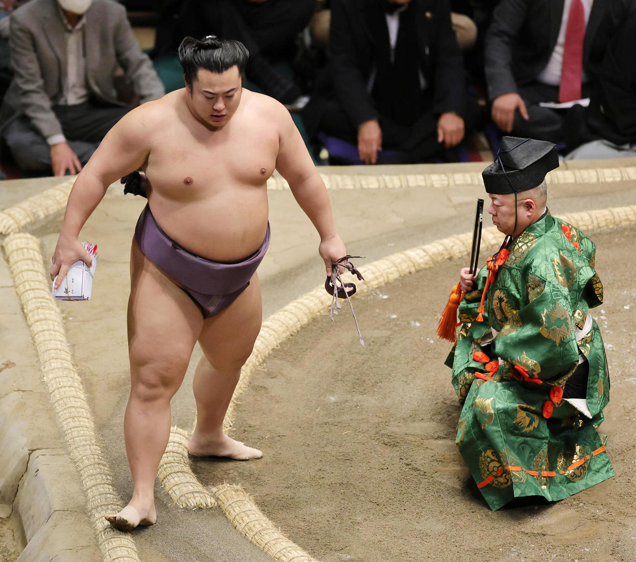霧島を寄り切りで破り懸賞金を手にする翔猿（撮影・野上伸悟）