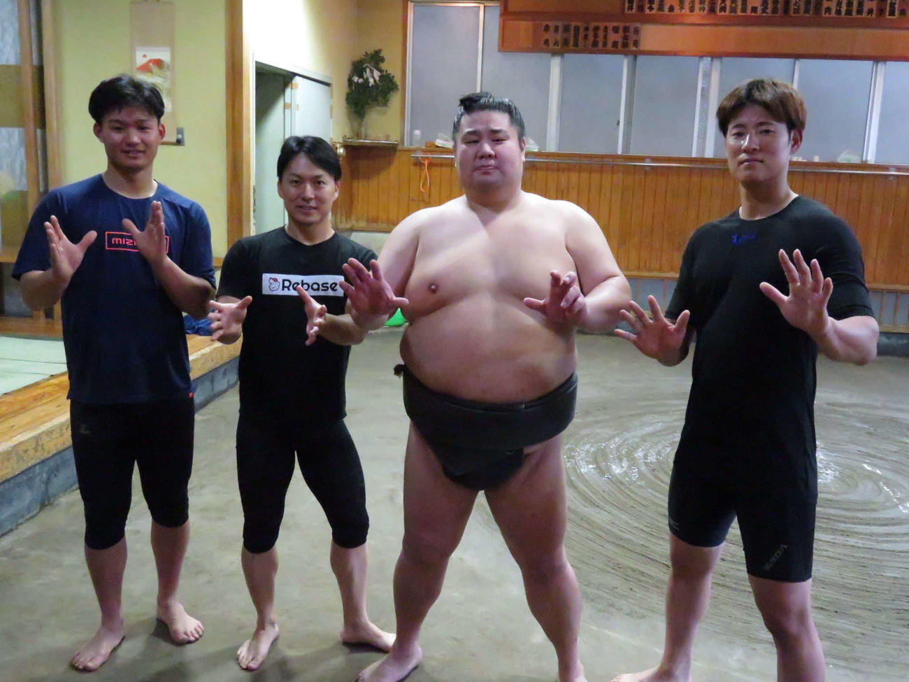 高砂部屋の朝稽古で力士と一緒に汗を流した阪神森下（左端）と中日上林（右端）。右から2人目は高砂部屋の朝志雄、左から2人目はプロ野球2選手が通う「Rebase」の池田代表