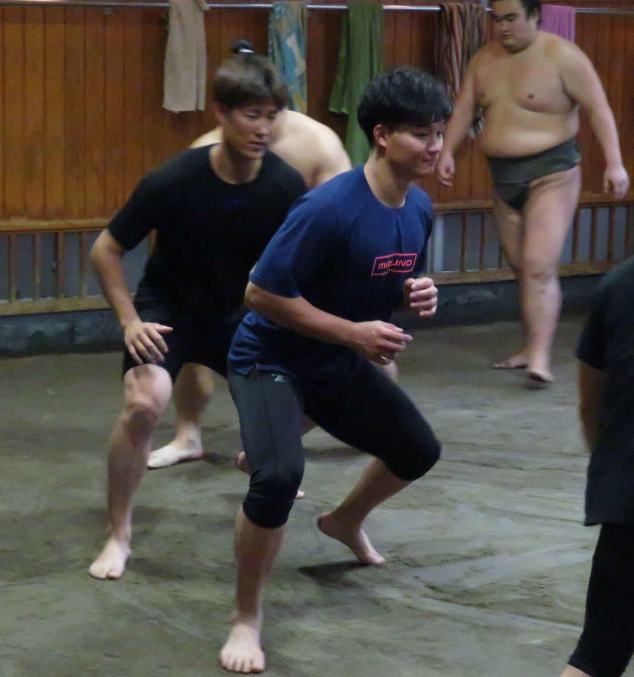 高砂部屋の朝稽古で力士と一緒にすり足を繰り返した阪神森下（中央）。左端は中日上林