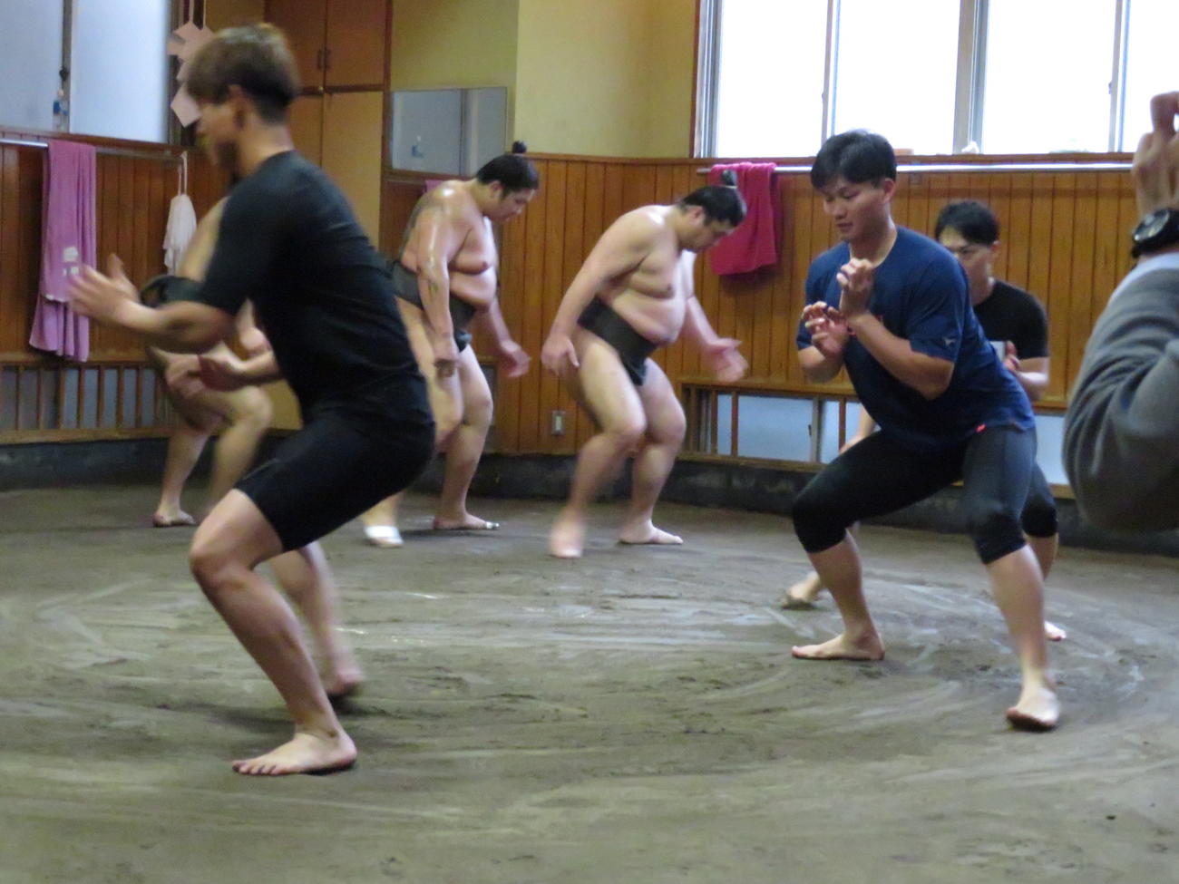 高砂部屋の朝稽古で力士と一緒にすり足を繰り返した阪神森下（右手前）。左手前は中日上林