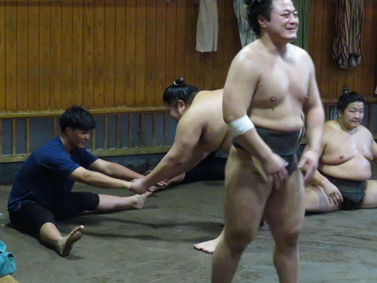 高砂部屋の朝稽古で力士と一緒に股割りを行い、険しい表情を見せる阪神森下（左端）