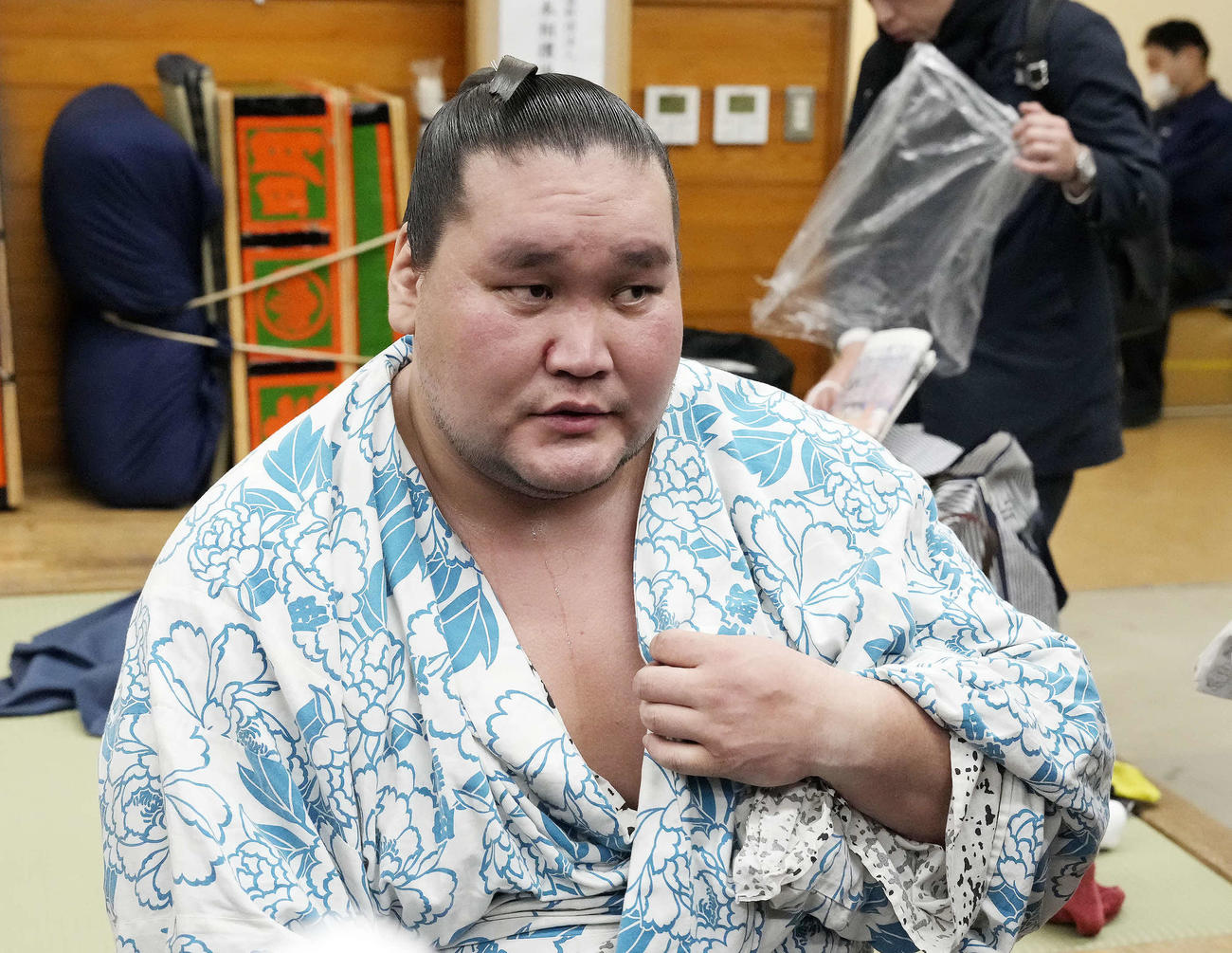 報道陣の質問に答える照ノ富士（撮影・鈴木正人）
