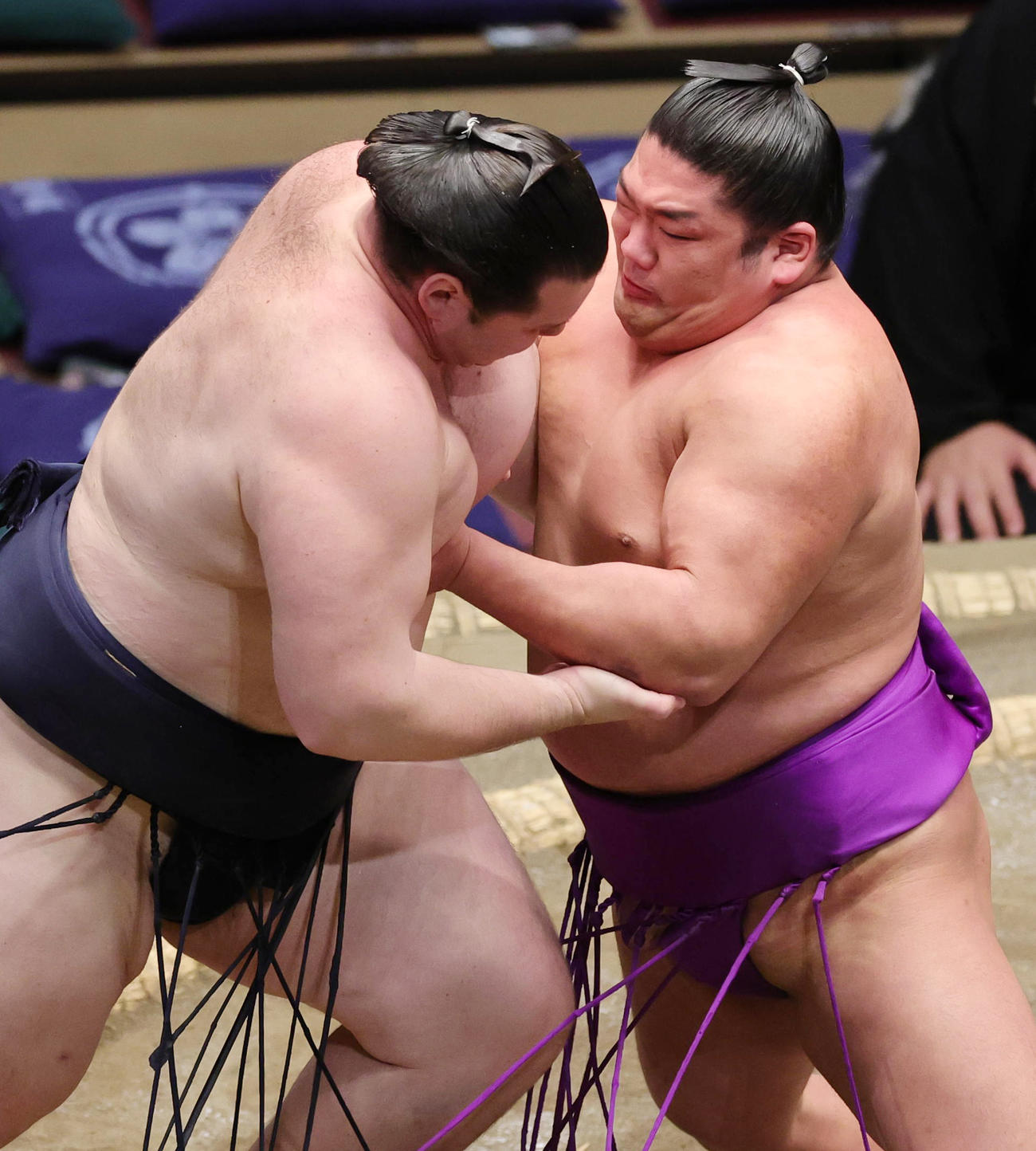 獅司（左）を押し出しで破る尊富士（撮影・野上伸悟）