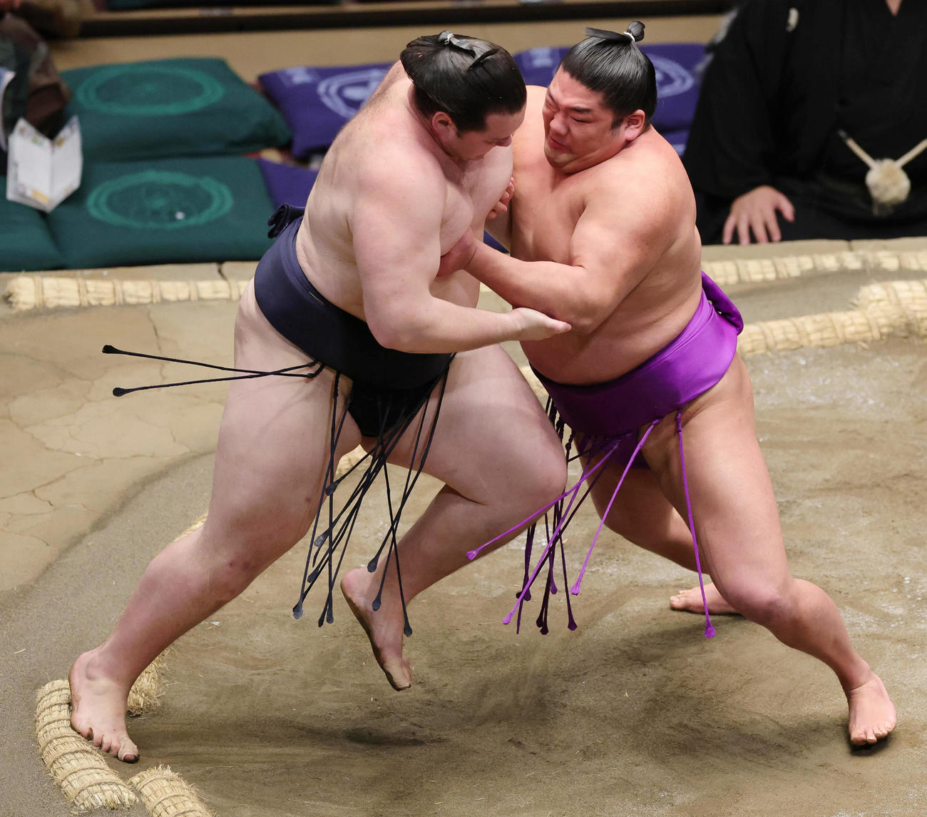 獅司（左）を押し出しで破る尊富士（撮影・野上伸悟）