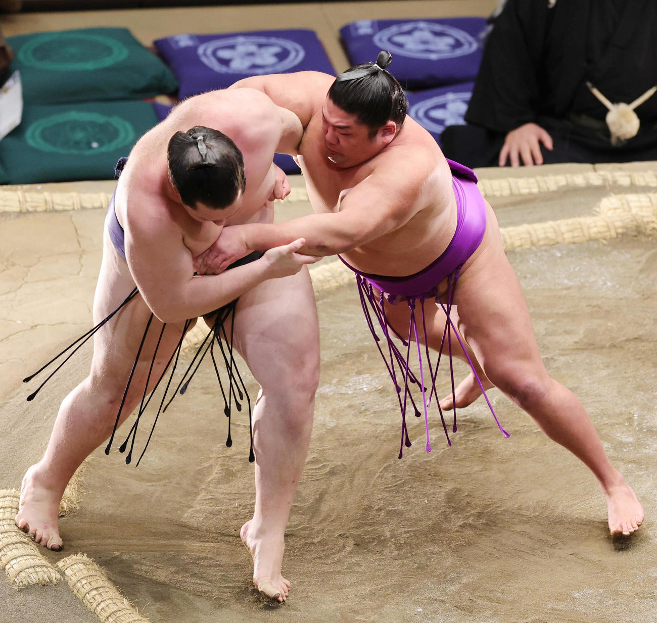 獅司（左）を押し出しで破る尊富士