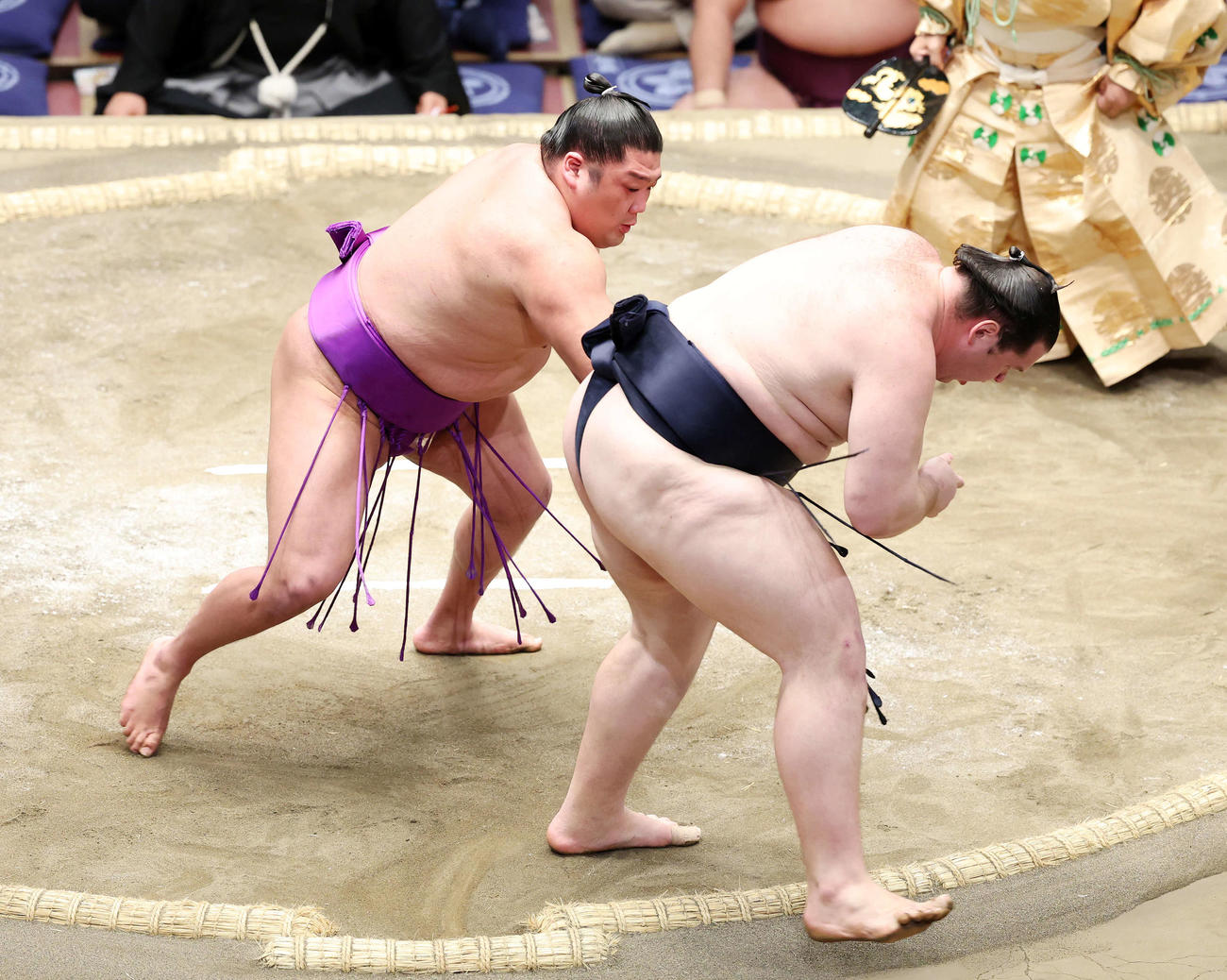 獅司（右）を押し出しで破る尊富士