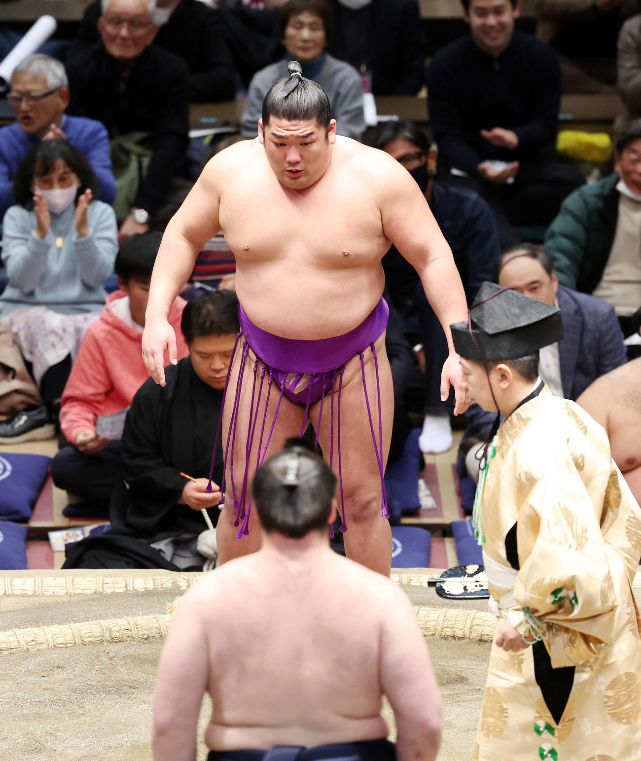 獅司（手前）を押し出しで破った尊富士（撮影・鈴木正人）