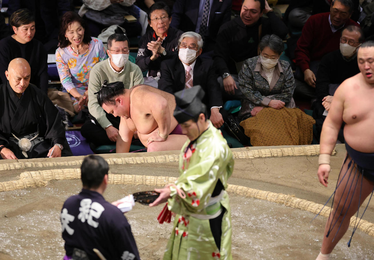初場所8日目　玉鷲（右）にすくい投げで敗れ土俵下でうつむく朝乃山（2024年1月21日撮影）