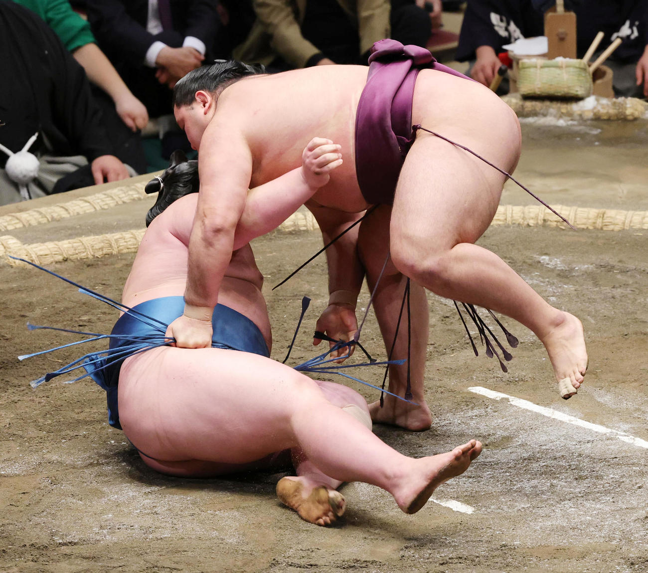 白熊（手前）を上手投げで破る狼雅（撮影・野上伸悟）
