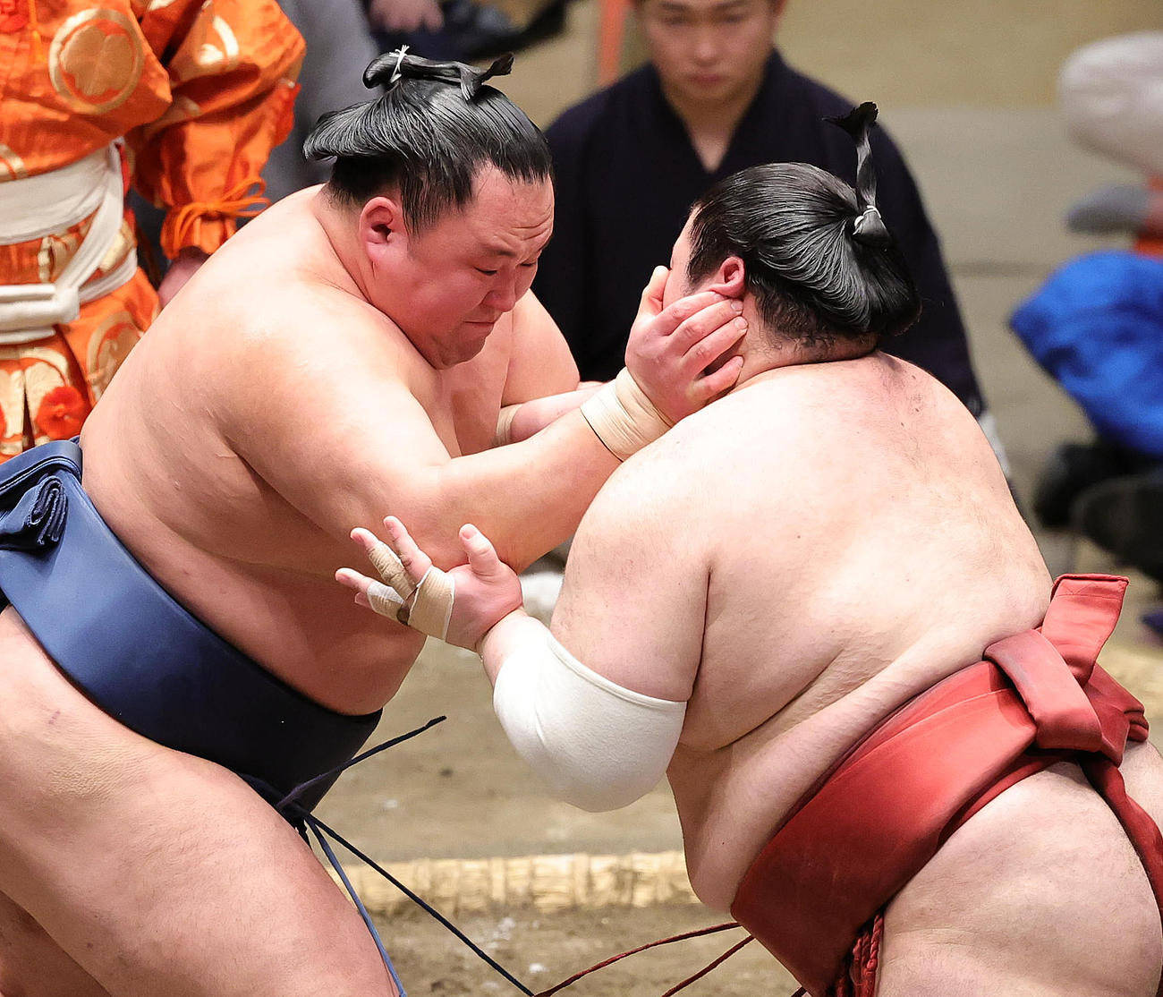 熱海富士（右）と押しあう玉鷲（撮影・野上伸悟）