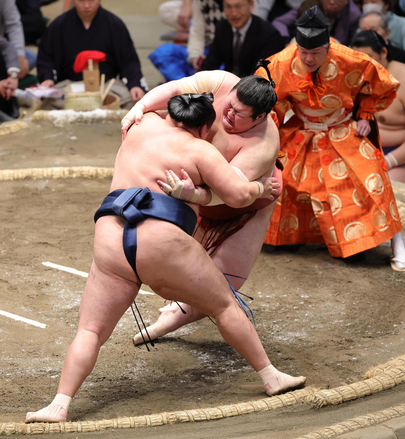 熱海富士（右）を押し倒しで破る玉鷲（撮影・野上伸悟）