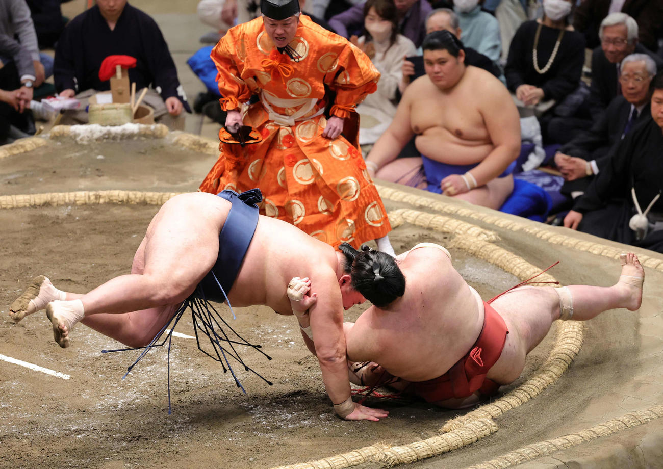 熱海富士（右）を押し倒しで破る玉鷲（撮影・野上伸悟）