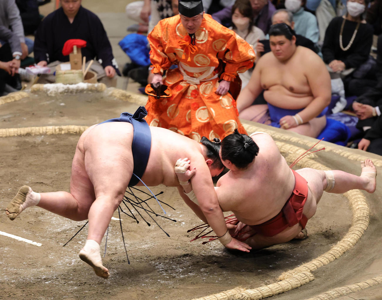 熱海富士（右）を押し倒しで破る玉鷲（撮影・野上伸悟）