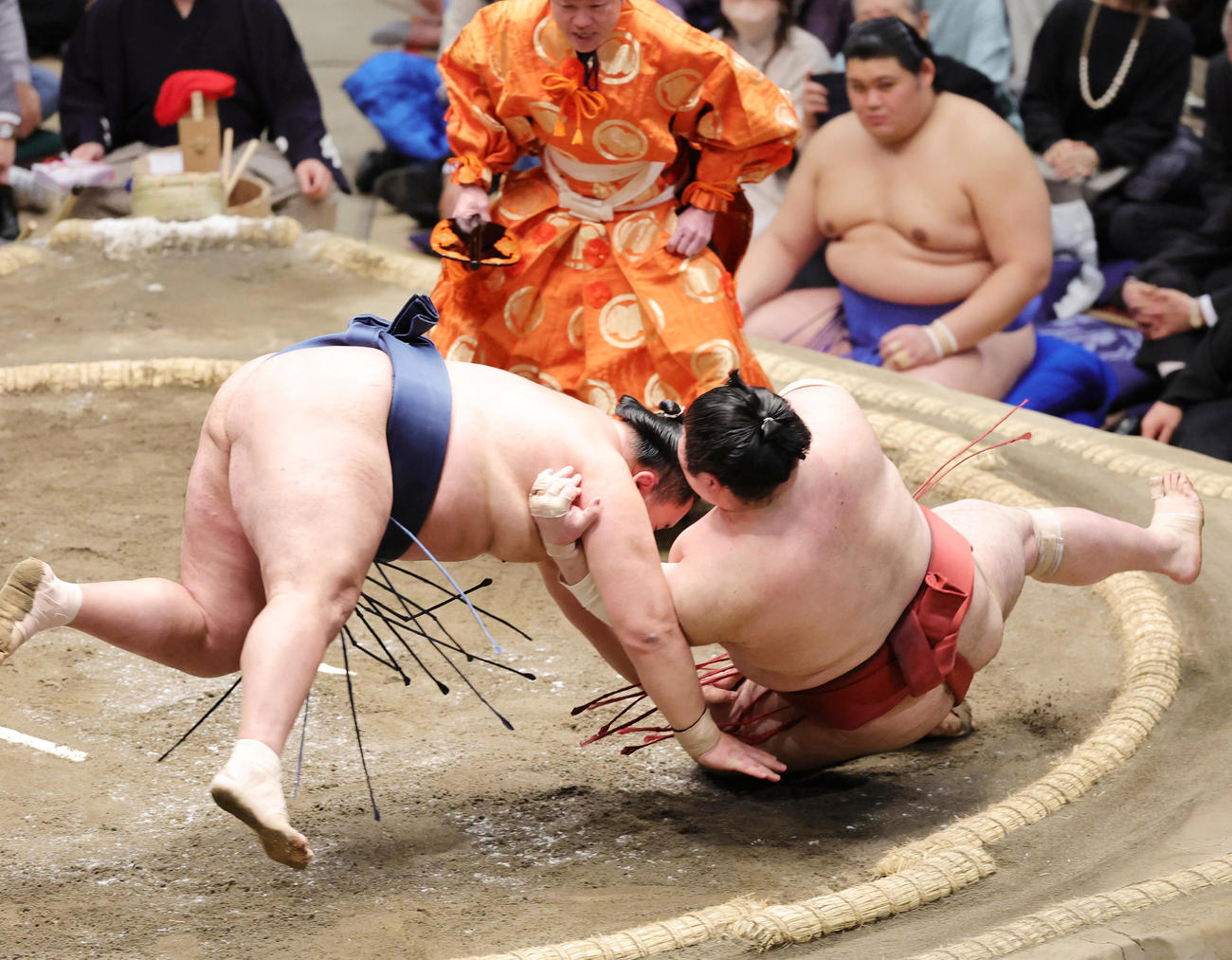 熱海富士（右）を押し倒しで破る玉鷲（撮影・野上伸悟）