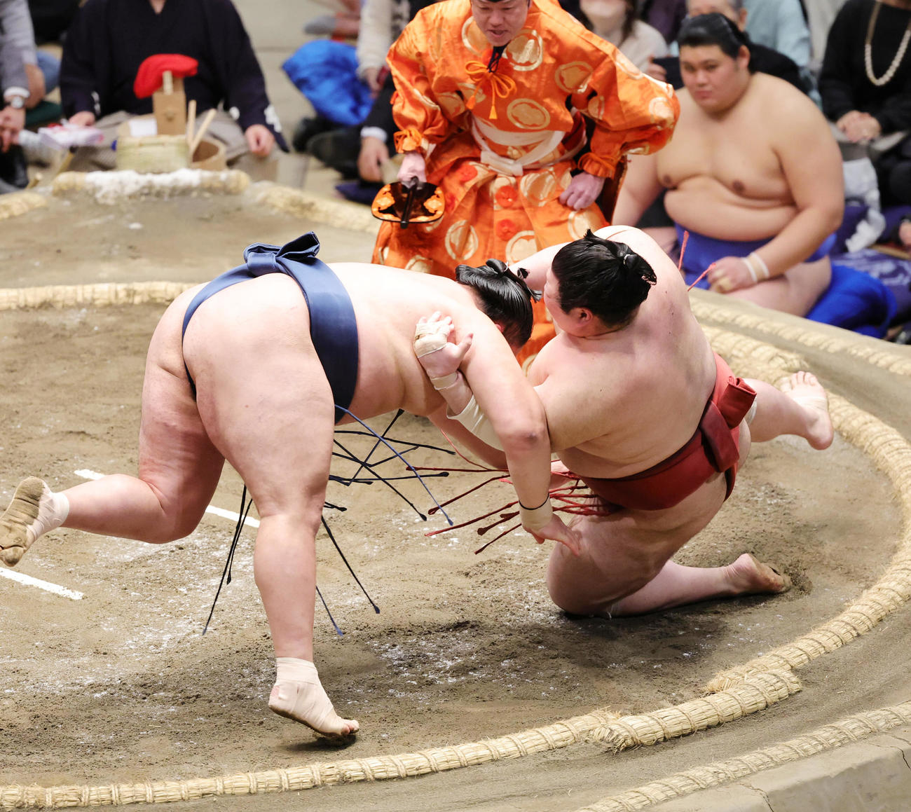 熱海富士（右）を押し倒しで破る玉鷲（撮影・野上伸悟）