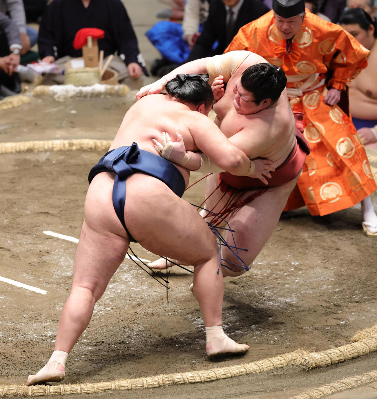 熱海富士（右）を押し倒しで破る玉鷲（撮影・野上伸悟）