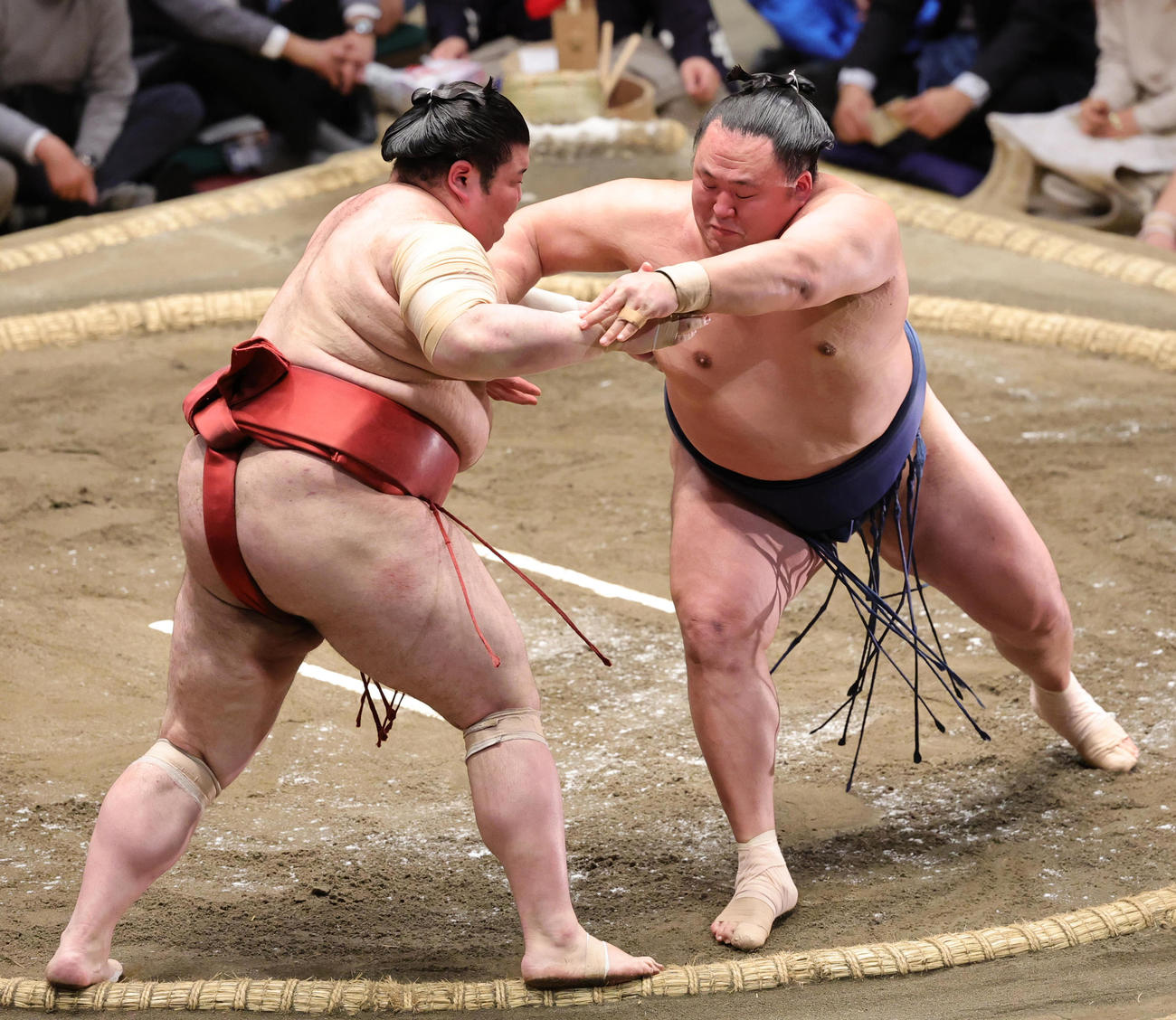 熱海富士（左）を押し込む玉鷲（撮影・野上伸悟）