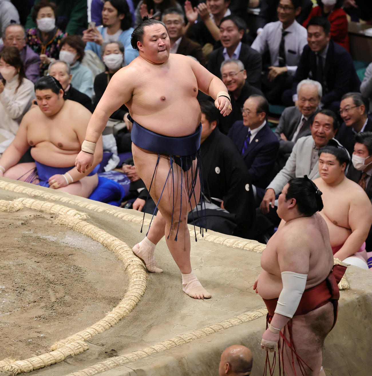 熱海富士（手前）を押し倒しで破った玉鷲（撮影・野上伸悟）