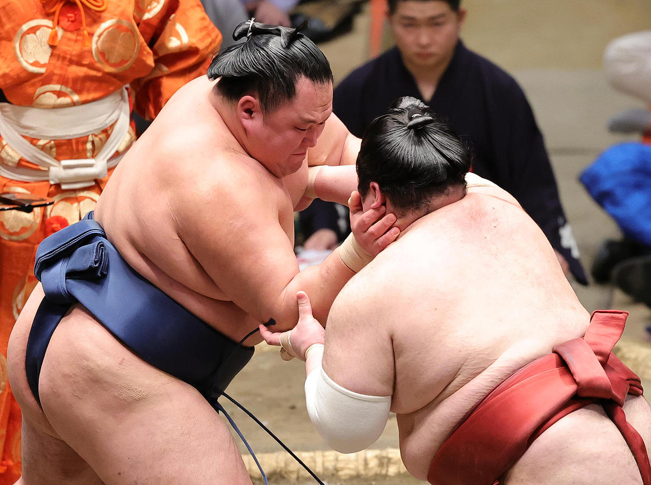 熱海富士（右）と押しあう玉鷲（撮影・野上伸悟）