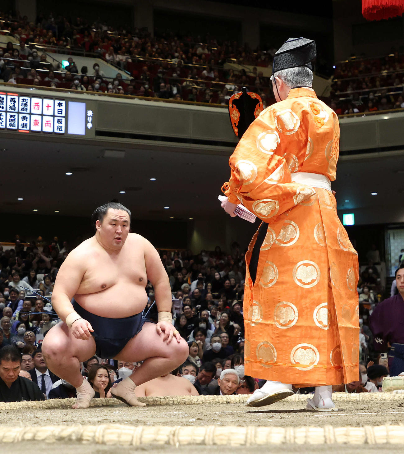 熱海富士を押し倒しで破り勝ち名乗りを受ける玉鷲（撮影・鈴木正人）