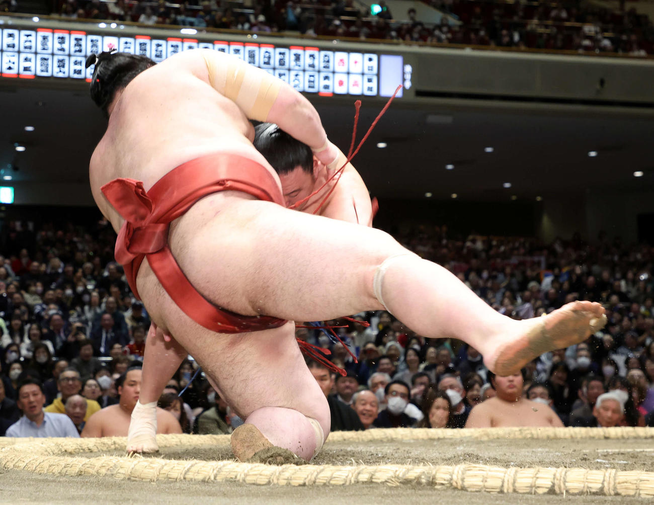 熱海富士（手前）を押し倒しで破る玉鷲（撮影・鈴木正人）