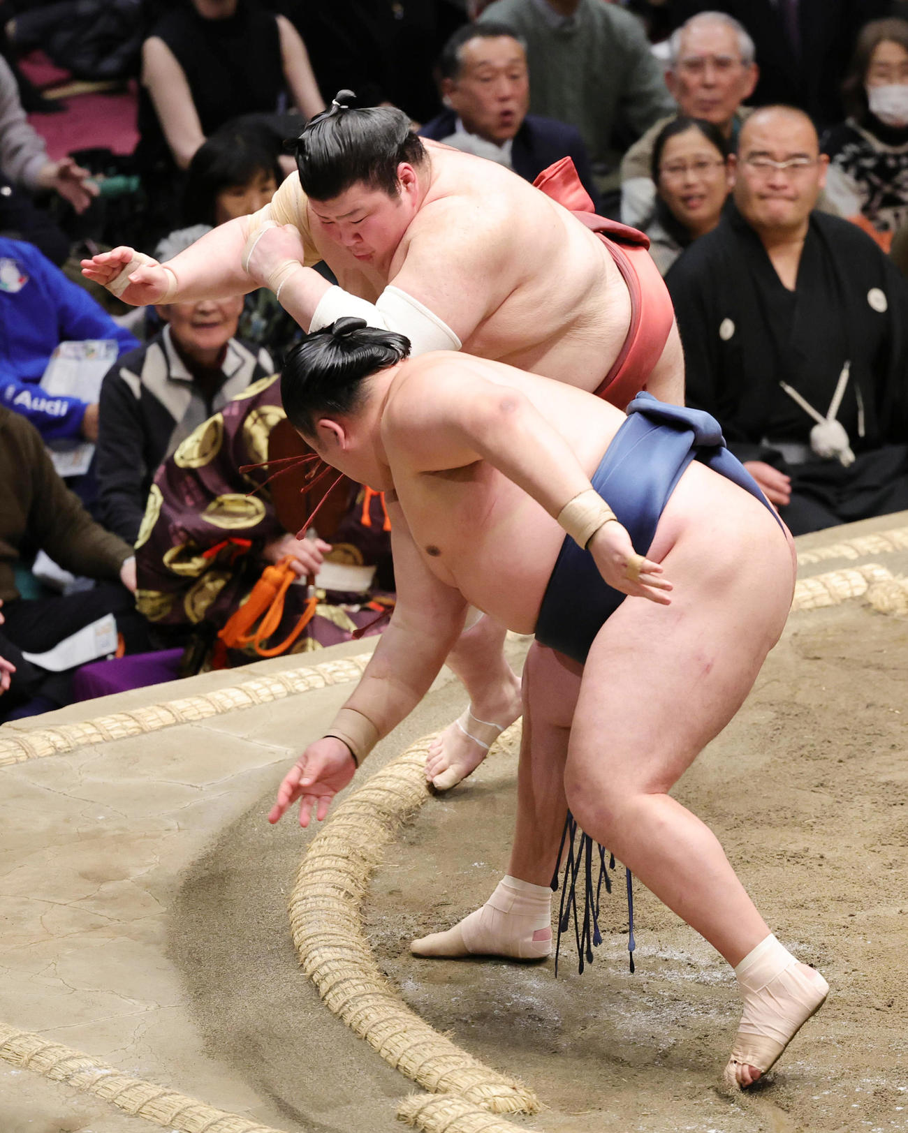 玉鷲（手前）に押し込まれるも粘る熱海富士（撮影・野上伸悟）