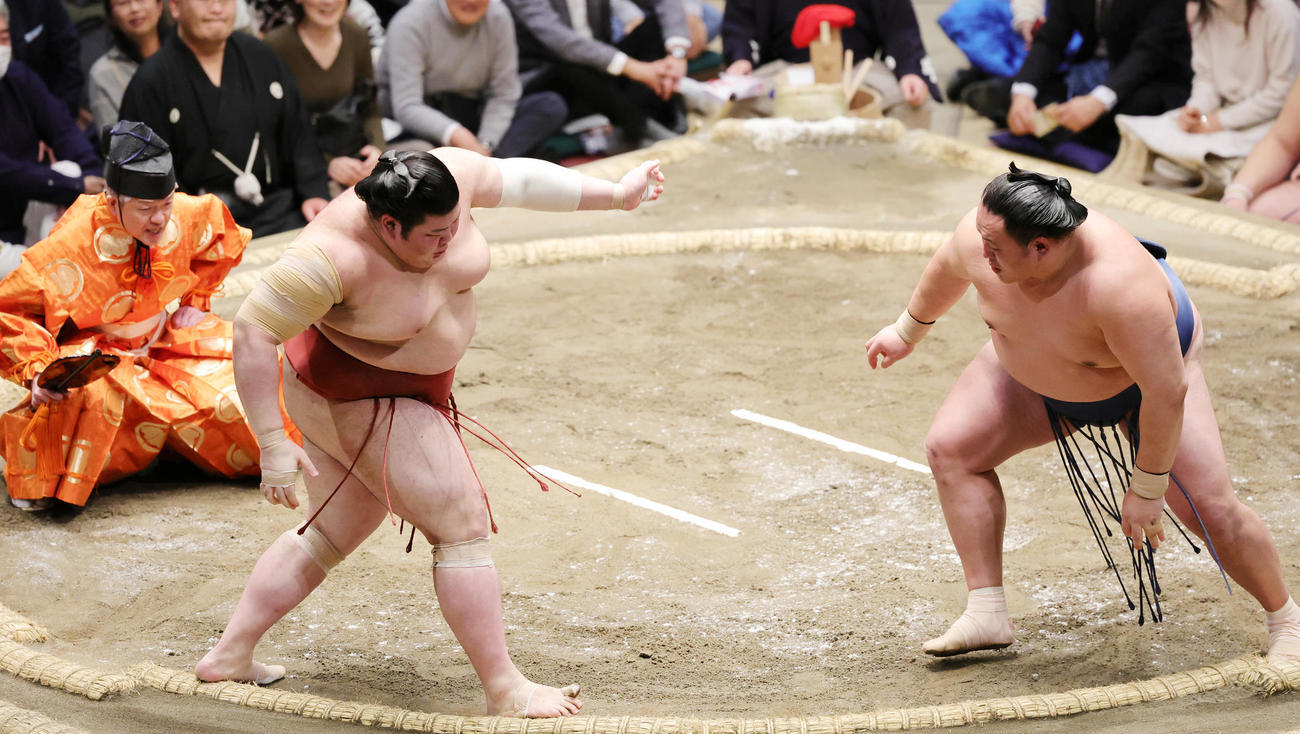 玉鷲（右）に押し込まれるも粘る熱海富士（撮影・野上伸悟）