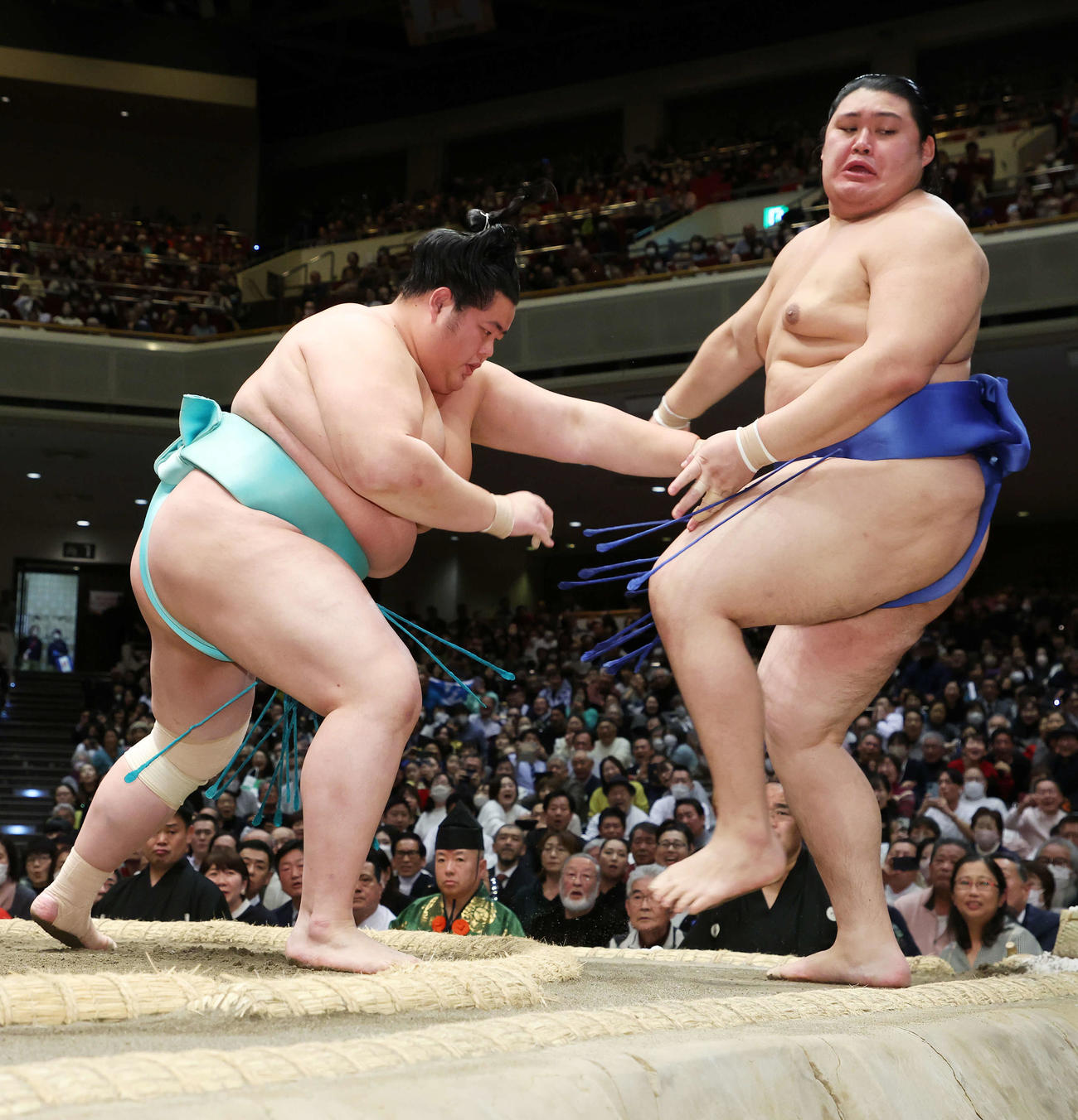 琴ノ若（左）に寄り切りで敗れる大の里（撮影・鈴木正人）