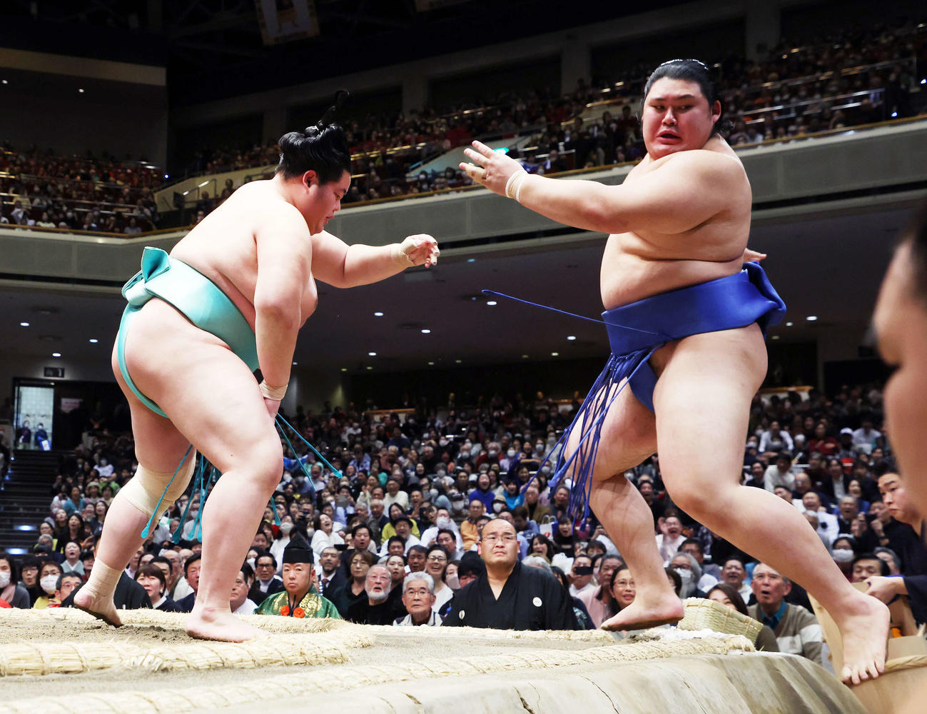 琴ノ若（左）に寄り切りで敗れる大の里（撮影・鈴木正人）